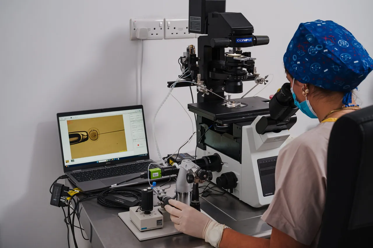 ICSI-Arbeitsplatz im Labor des Cyprus IVF Hospital in Famagusta